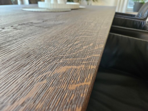 Galeriebild - Esstisch mit gebeizter Tischplatte Nahaufnahme der Oberfläche