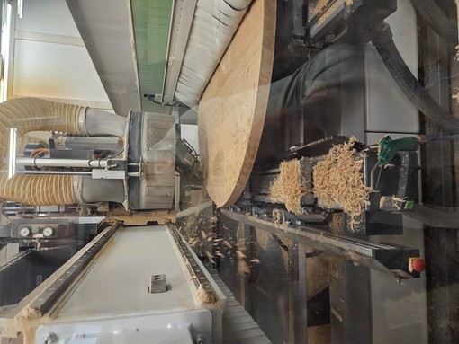 Galeriebild - Fräßung einer Vollholz-Tischplatte