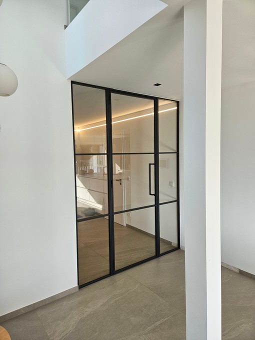 Galeriebild - Schwarze Tür mit Glasfüllung